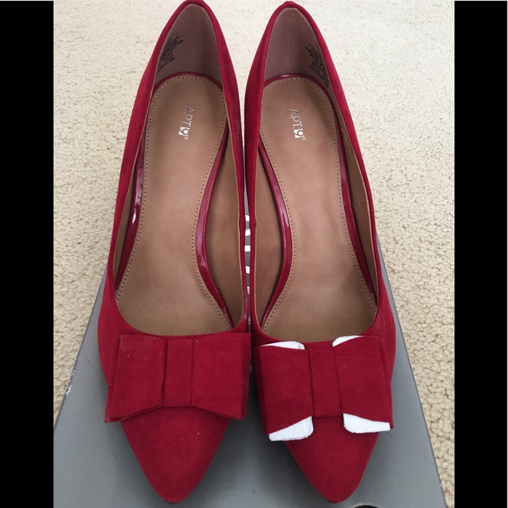 Suede red pumps